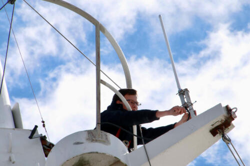 2m/70cm antenne stuurboordzijde